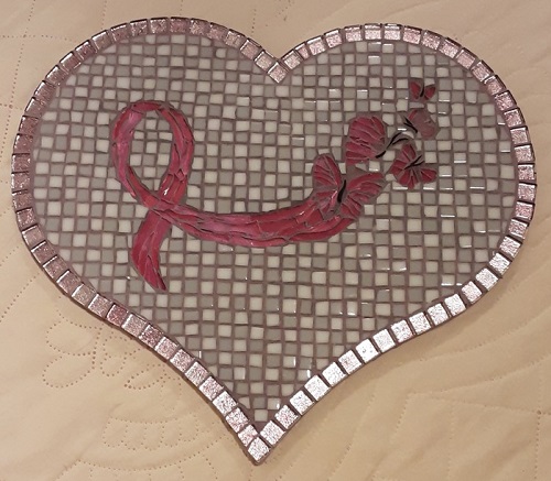 Support coeur en mosaïque décoré avec des matériaux en verre